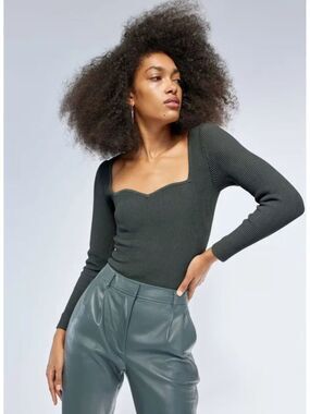 Aritzia Babaton Sz M Top Grey Ribbed Sculpt Knit Long Sleeve Sweetheart Neckline